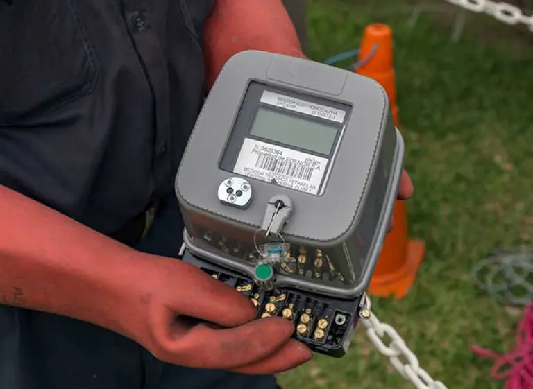 Edenor habilitó el primer medidor para que un hogar venda su energí­a renovable excedente