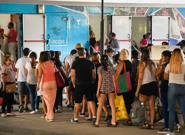 Fiebre amarilla: largas filas para vacunarse en los centros médicos