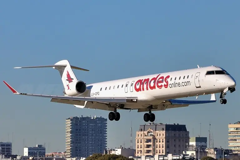 Un avión de Andes que vení­a de Brasil debió aterrizar con un solo motor