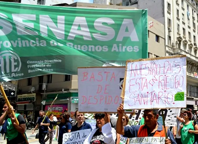 Estatales del Senasa inician paro de cuatro dí­as en rechazo de despidos