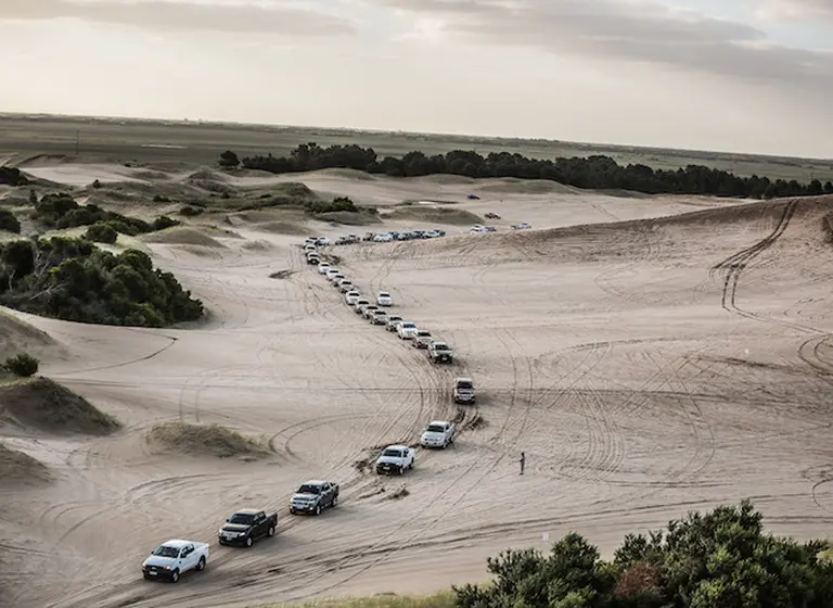 Rangermaní­a: más de 80 pick ups de Ford recorrieron los médanos de Pinamar