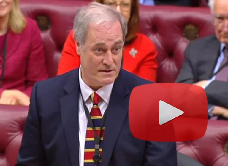 Un lord británico renuncia por "vergí¼enza" tras llegar dos minutos tarde al Parlamento