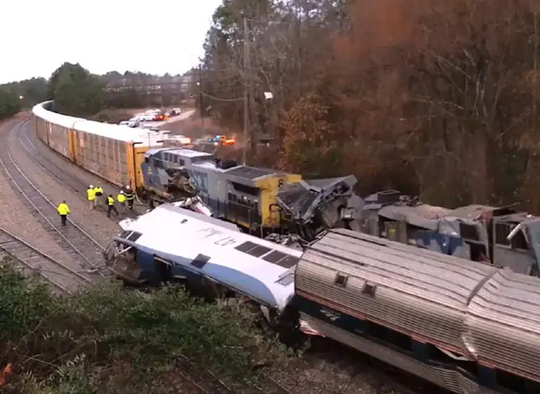Al menos dos muertos y 70 heridos en choque de tren que iba de Nueva York a Miami