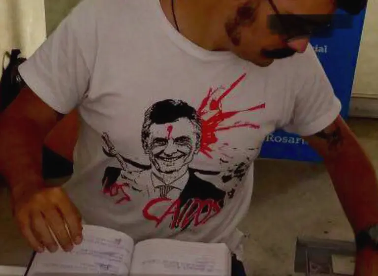 Un empleado municipal atendió al público con una remera que agravia a Macri
