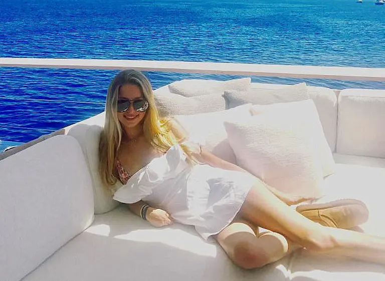 La glamorosa vida de la hija de Steve Jobs, la heredera del imperio Apple