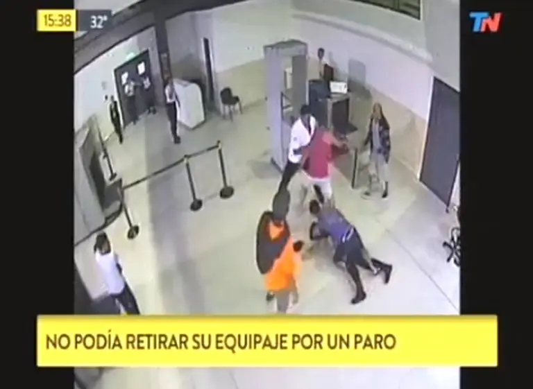 Batalla campal en Ezeiza: 3 turistas se agarraron a las piñas con la Policí­a