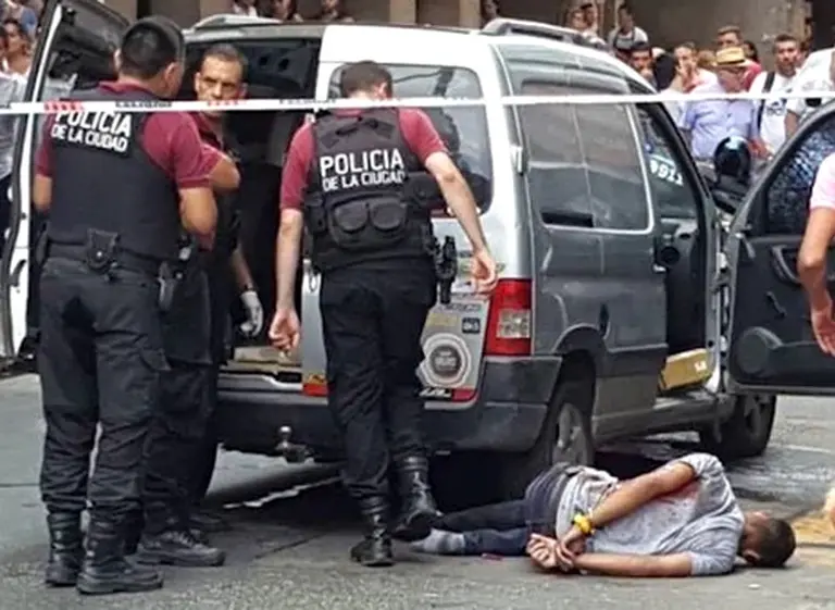 Violento tiroteo en pleno centro porteño: 40 disparos y tres heridos