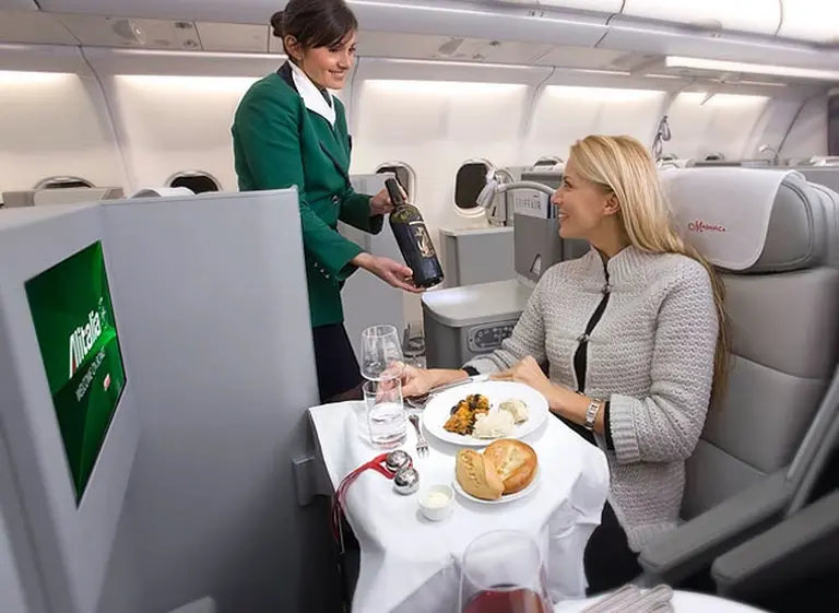 Cómo es "Magnifica", la galardonada clase ejecutiva de Alitalia