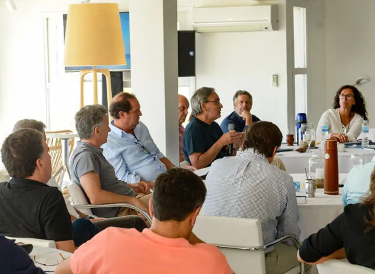 La denuncia contra un funcionario se coló en el "retiro espiritual" del Gobierno en Chapadmalal