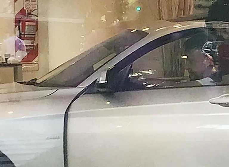 Revelan fotos de Roberto Navarro probando un auto alemán de $1.000.000