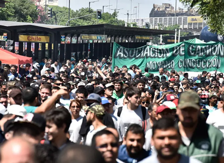 Moyano presiona por suba del 27% y complica el abastecimiento de dinero, naftas y a la recolección de basura