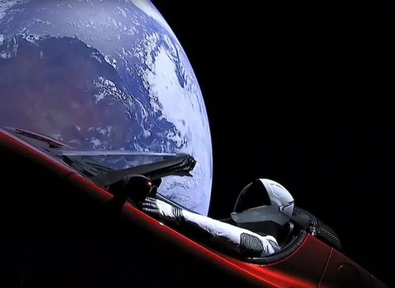 Video: el auto de Tesla lanzado al espacio podrí­a estrellarse con la Tierra
