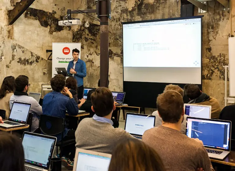La escuela de codificación informática francesa Le Wagon llega a la Argentina