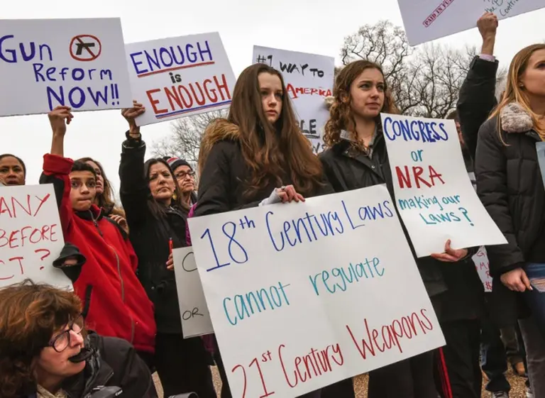 Tras tiroteos en escuelas, empresas retiran su respaldo al lobby de los fabricantes de armas en EE.UU.