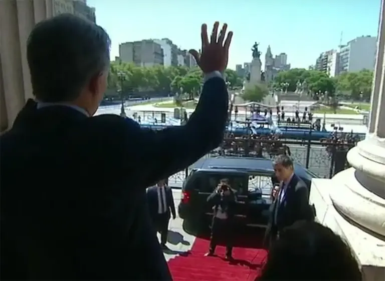 Macri salió del Congreso, saludó a una plaza vací­a y se convirtió en meme