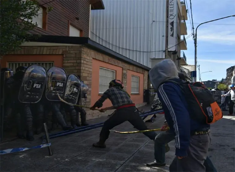 Balas de goma, gases y detenidos: extraditan a Chile al lí­der mapuche Jones Huala