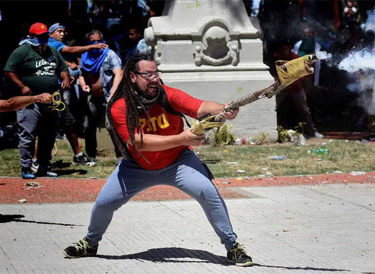 Dictan captura internacional del militante que usó un arma tumbera en la protesta contra la reforma previsional