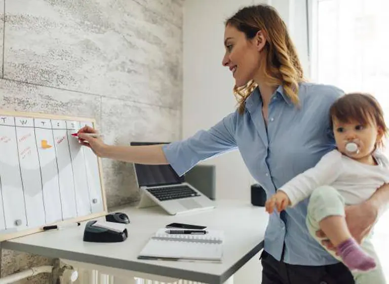 Crece la participación masculina en las tareas del hogar pero las mujeres aún le dedican el doble de horas