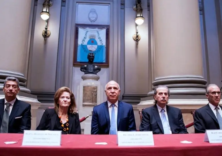 Fallo de la Corte: la mera prestación de servicios no implica relación laboral