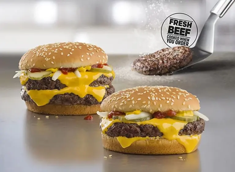 Nuevo menú: McDonald's deja los congelados y va por las hamburguesas hechas en el momento