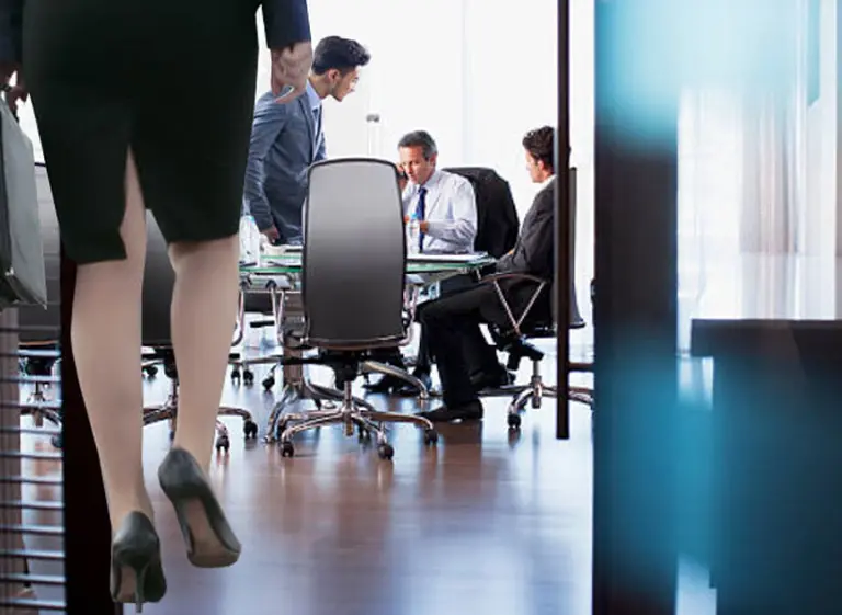 La "pared invisible": mujeres tienen bajo acceso a  directorios y sólo el 6% llega a gerente general