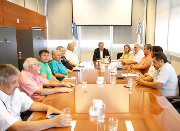 Los estatales de San Juan acordaron un 17% de aumento en dos tramos y con cláusula gatillo