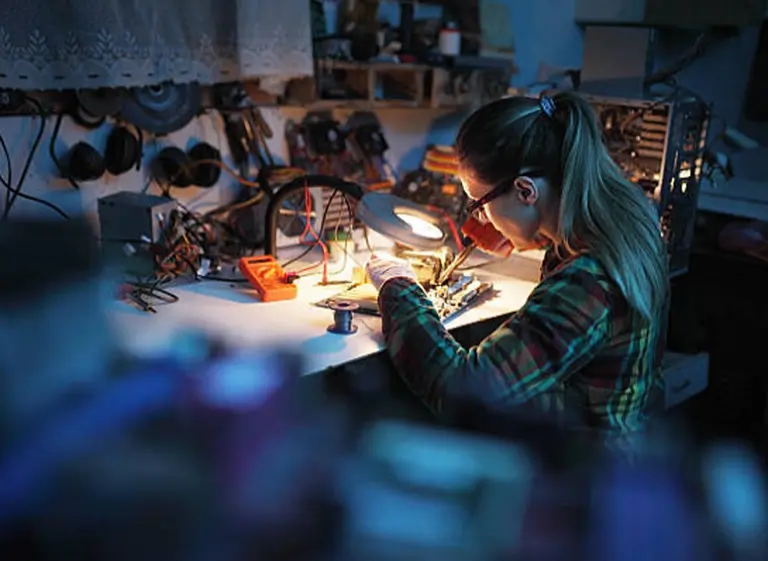 Desafiar los prejuicios: en la última década creció 38% la cantidad de mujeres que estudian Ingenierí­a