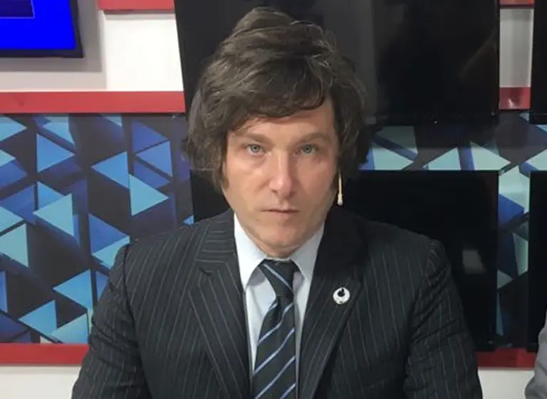 Javier Milei: "Me sorprende que la gente siga usando el peso, es la moneda que más se devaluó"