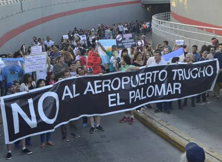 Vecinos piden clausurar El Palomar y suspender vuelos de Flybondi por supuesto "riesgo mortal"
