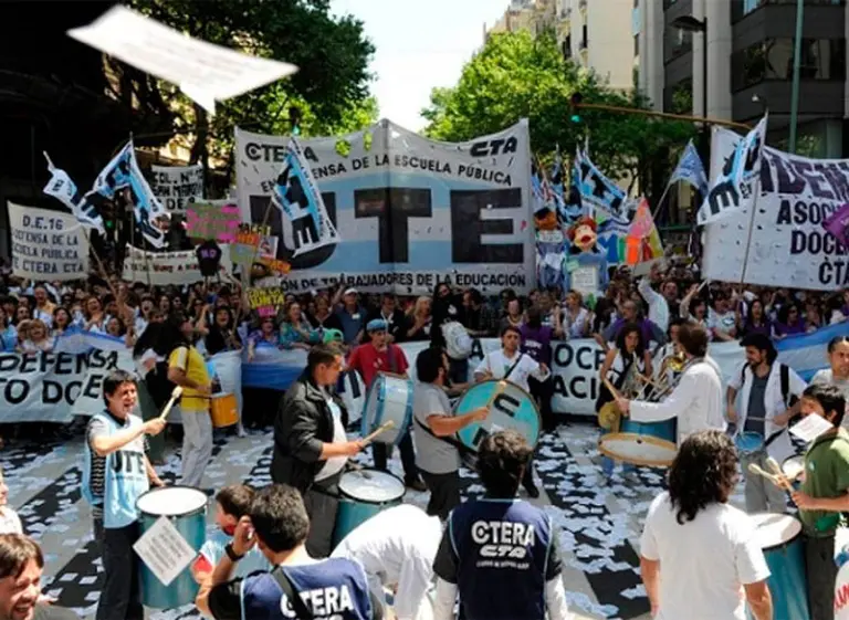 En la ví­spera de una nueva jornada de protesta, el Gobierno convocó a docentes porteños