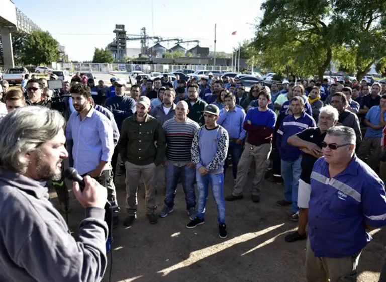 Paros sorpresivos y asambleas de aceiteros por los despidos en Cargill