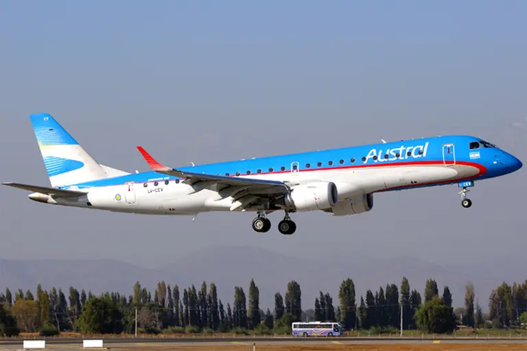Otro susto en el aire: un avión de Austral tuvo que aterrizar en Posadas por una emergencia en vuelo