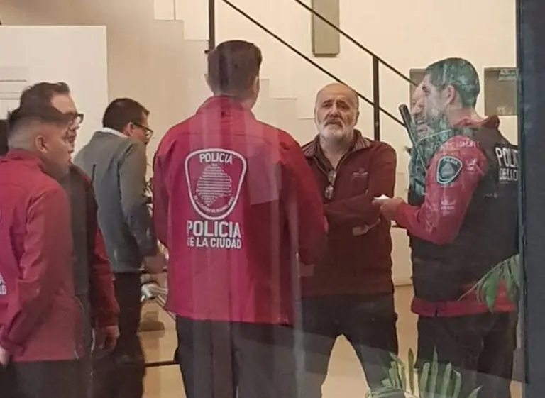 Escándalo en Radio El Mundo: no pagan sueldos y entró la policí­a