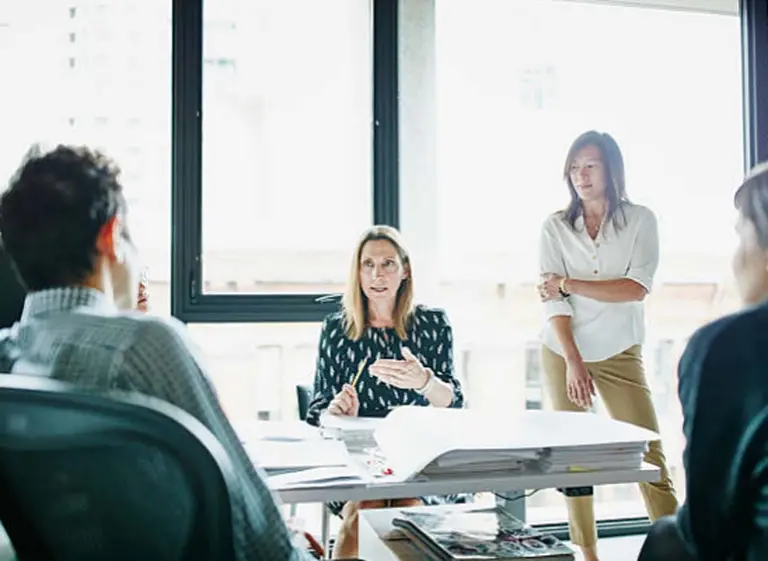 Por cada 100 gerentes varones hay sólo 34 de sus pares que son mujeres