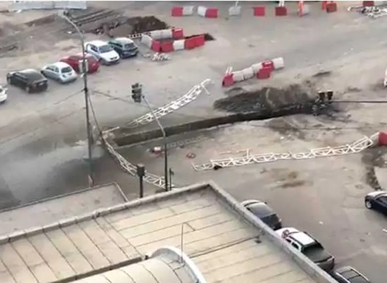 Alarma, evacuación y corte de calles en Retiro: rompieron un caño de gas durante las obras del Paseo del Bajo