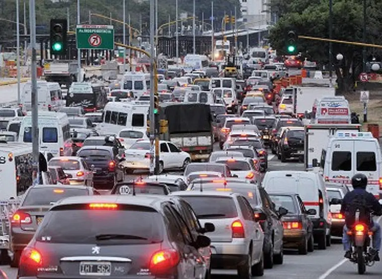 Desde este martes los vehí­culos particulares necesitarán permisos para ingresar al macrocentro porteño