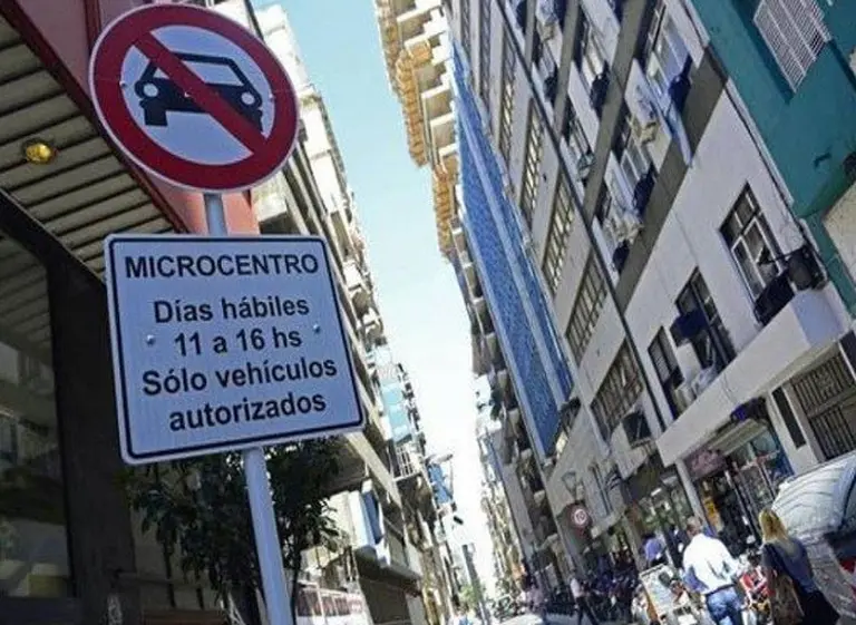 Multas de $1.300 a autos y motos que entren sin permiso al microcentro