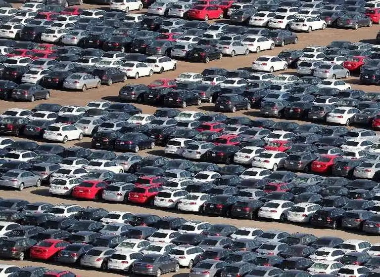 Cómo es el desolador aspecto de los 37 "cementerios" donde yacen casi 300.000 VW del "dieselgate"