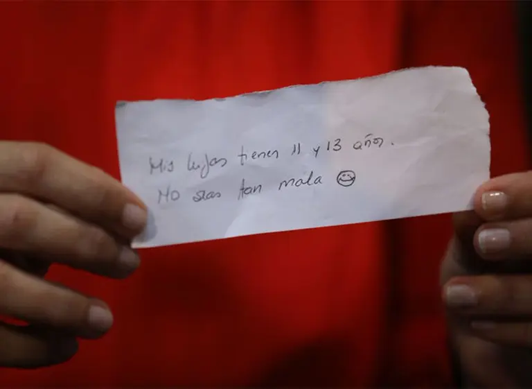 Escandaloso paso de Caputo por el Congreso: peleas, corte de luz, un papelito misterioso y final abrupto