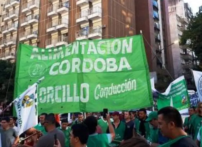 Gremios de la alimentación protestaron frente a Arcor en reclamo de un bono compensatorio