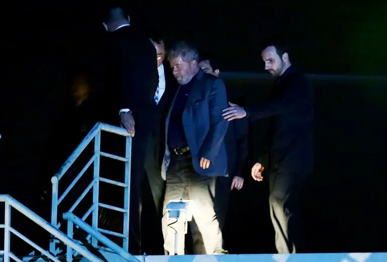 Polémico audio del avión que llevaba a Lula a prisión: "Tirá esa basura por la ventana"