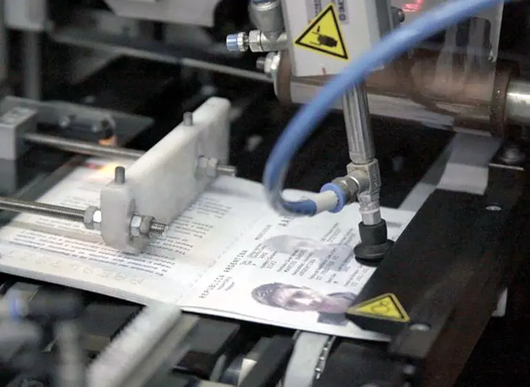 ¿Por qué los pasaportes argentinos tendrán una antena de cobre?