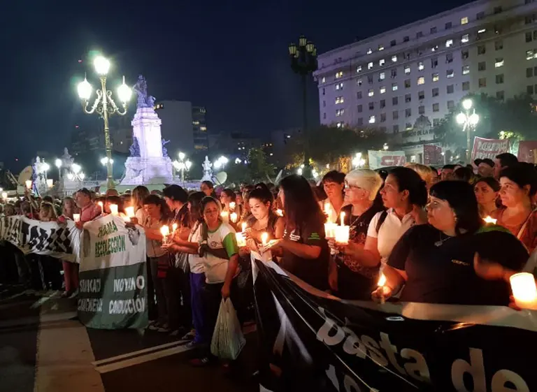 El tarifazo suma malestar: a la avanzada opositora en el Congreso se agregó una importante manifestación