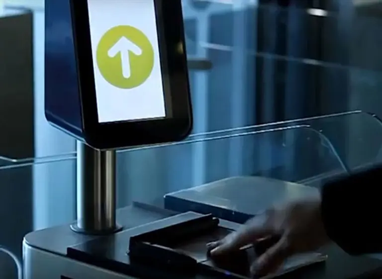 ¿Cómo es la tecnologí­a que baja a la mitad el trámite de migraciones?