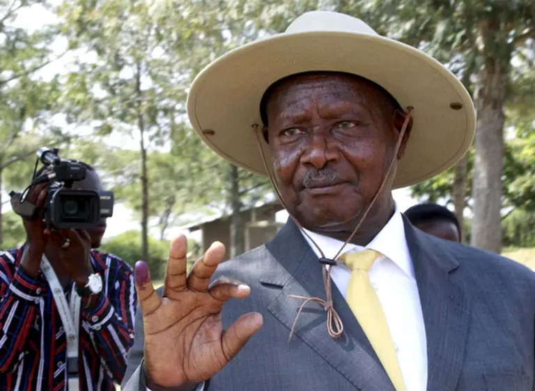 El presidente de Uganda quiere prohibir el sexo oral porque "la boca es para comer"