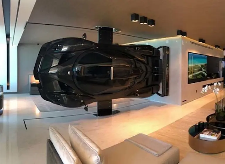 Pérez Companc se dio el gusto de colgar un auto en el living de su casa