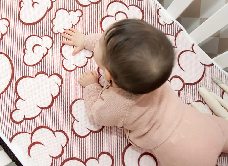 Colchón para bebés reduce la posibilidad de muerte súbita y cambia de color ante fiebre