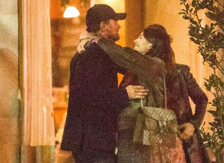 DiCaprio, fotografiado a los besos con su novia argentina a la salida de un restaurante