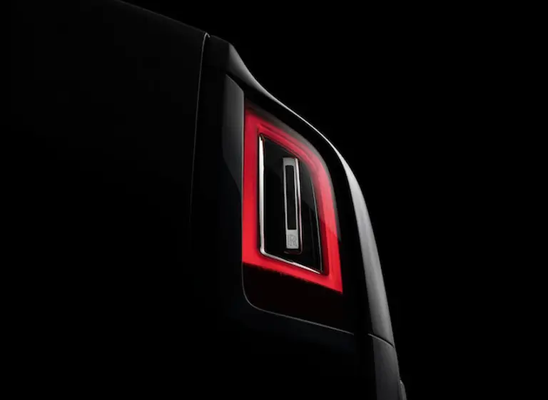 Rolls-Royce revela una imagen definitiva de su primer SUV