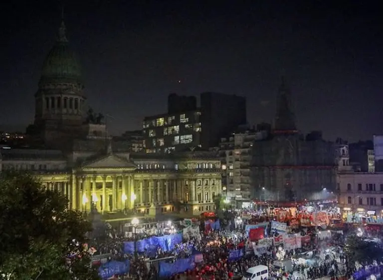 Protestas frente al Congreso contra el tarifazo y la vuelta al FMI